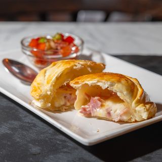 Empanada de jamón y queso