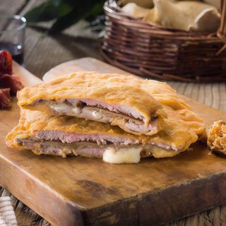 Cachopo de ternera asturiana, beicon y queso para 2 + ración de patatas