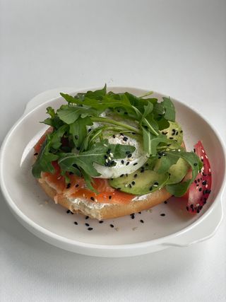 Тост з лососем, яйцем пашот і авокадо (180г)