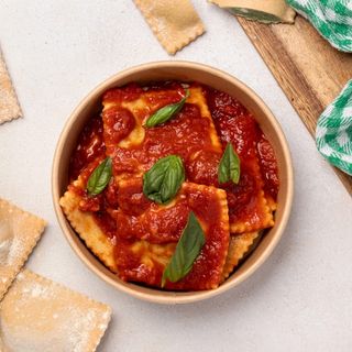 Ravioli ricotta y espinaca con Salsa de Tomate y Albahaca