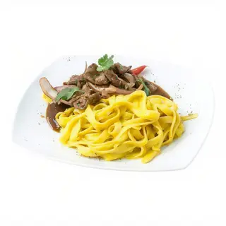 Tallarín a la huancaina con lomo saltado