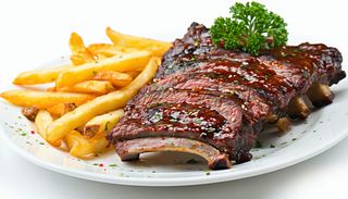 Meniu Coaste de porc la grill cu cartofi prajiti