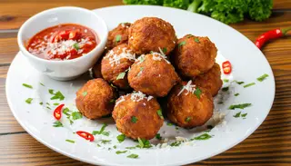 пържени кюфтенца с гарнитура