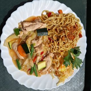 Makaron chiński smażony z kurczakiem