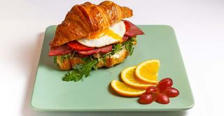 Круассан с ростбифом  320 гр