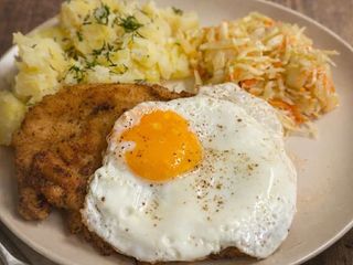 Sznycel wieprzowy z jajkiem sadzonym