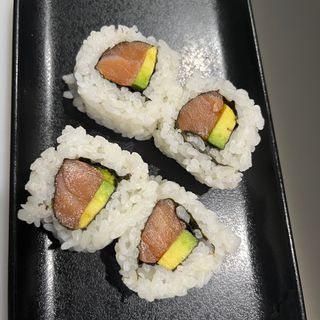 80. Uramaki De Salmón Y Aguacate Roll (4 Pzs.)