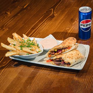 Pannuzzo cu cartofi prajiti si sos calypso + Pepsi