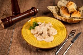 Pui picant în sos roze