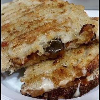Crostone con prosciutto, formaggio, insalata, maionese