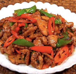 84. Pollo con salsa piccante