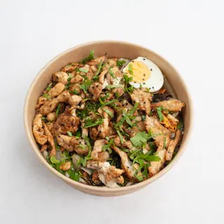 Ramen z kurczakiem, warzywami i jajkiem