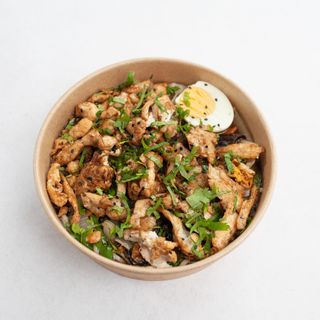 Ramen z kurczakiem, warzywami i jajkiem