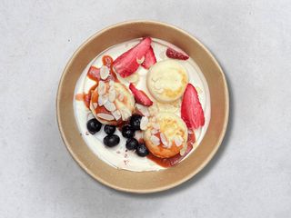 Delikatny twarogowy deser z truskawkami (300g)