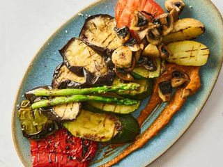 Parrillada de verduras con salsa Romesco