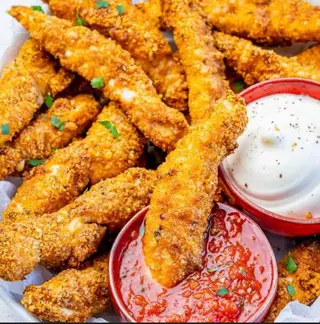 Pileći prutići + pomfrit + piće po izboru