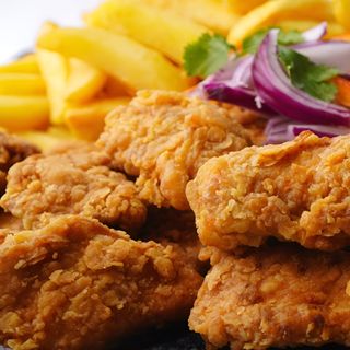 Chicharrón de pollo. (Con porción de patatas)