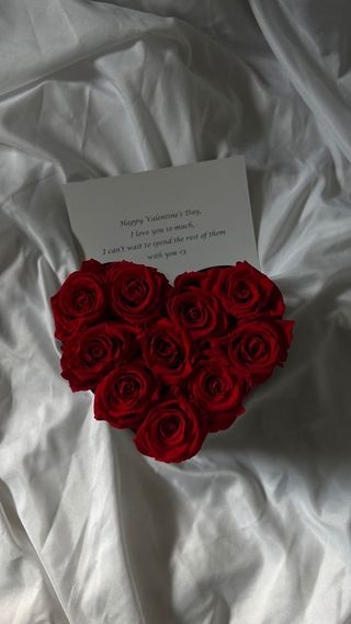 გულის ფორმის წითელი ვარდები 