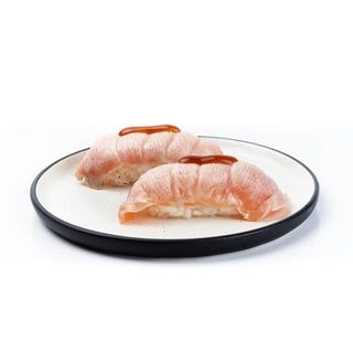 Nigiris de salmón flambeado