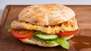 Pileće belo meso sa grilla u lepinji