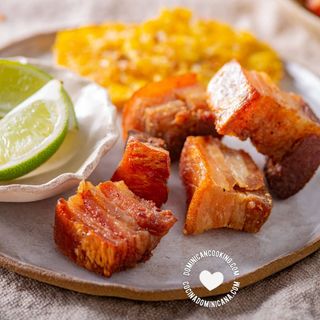 Chicharrón con Tostones