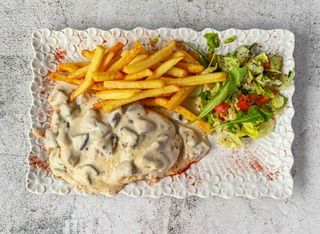 Suprême De Poulet Au Sauce Champignon