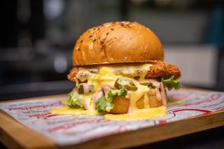 Menu Crunchy Hot Burger (Frite + Boisson)