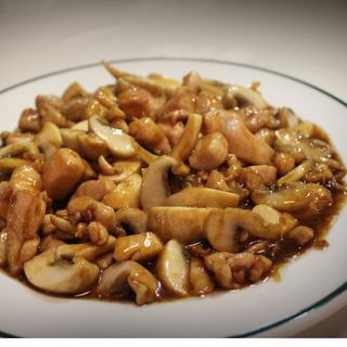 70-Pollo Con Champiñones