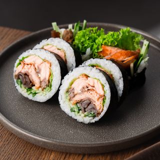 Futomaki pieczone Łosoś pieczony, sos słodki Kabayaki