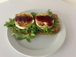 Tosta De Rúcula Y Queso De Cabra