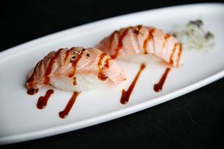 42 Nigiri Salmón Flameado Con Salsa Teriyaki (2 Uds.)