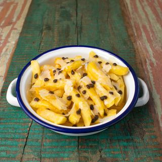 Patatas fritas con parmesano y perlas de trufa