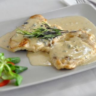 Piept de pui la gratar cu sos gorgonzola