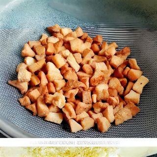 1/2 kg of pork without fat skin ( ekigodo ) dry fried served with pressed matooke, cassava, avocado and kachumbari