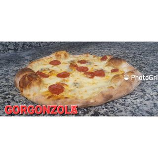 44. Pizza gorgonzola e salame piccante
