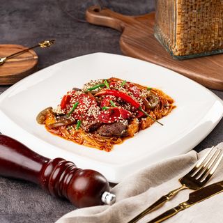 Говядина с имбирём и эноки 