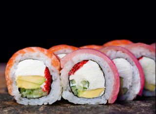 Рол Філадельфія з лососем та тунцем (330г)