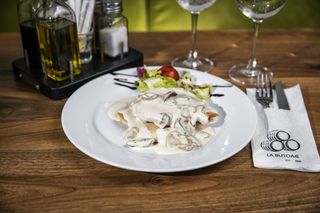 PIEPT DE PUI IN SOS DE SMANTANA CU CIUPERCI