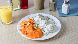 Pileći medaljoni u sosu sa prilogom