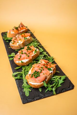 Bruschetta con crema di formaggio, salmone affumicato