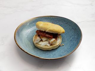 Focaccia con polpo piastra, bufala e pomodori secchi