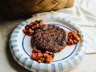 Гранд біфтекі з халумі і сальсою з томатів і оливок (350г)