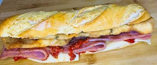 Bocadillo 20 (De Pechugas Rey) + patatas fritas 