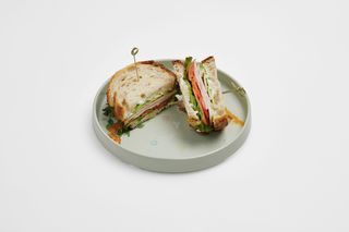 Сендвич тартин с курицей и авокадо