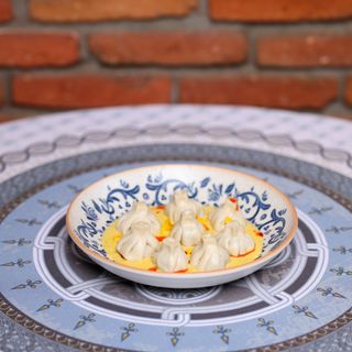 მინი ხინკალი ყველის სოუსით და ტარხუნით