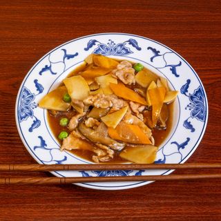 Svinjetina s bambusom i kineskim gljivama