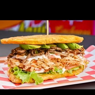 patacon venezolano de carne desmechada Y pollo