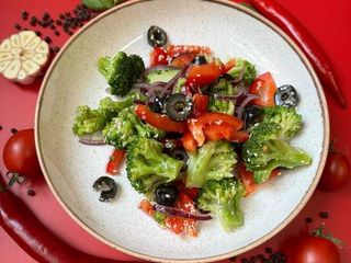 Салат Веселка з броколі, солодким перцем і маслинами (200 г)