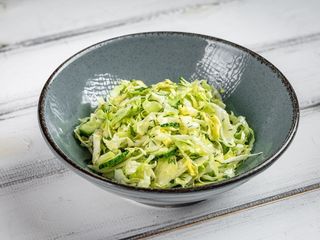 Салат з молодої капусти, огірка, зелені та домашньої олії (250g)