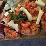 Brushetta completa  con embutidos italianos.